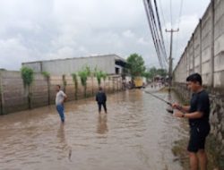 Protes Jalan Rusak, Warga Tebar Ikan Lele dan Memancing di Jalan Provinsi Cikande-Carenang