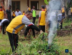 Kerja Bakti Bersihkan Pekarangan dan Aspol, Wakapolres Lebak: Wujudkan Lingkungan Sehat