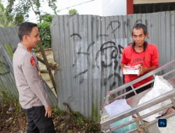 Kapolres Lebak Bagikan Takjil kepada Warga Jelang Berbuka Puasa