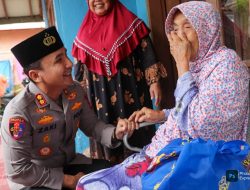 Peduli Lansia, Kapolres Lebak Susuri Gang Sempit untuk Salurkan Bantuan