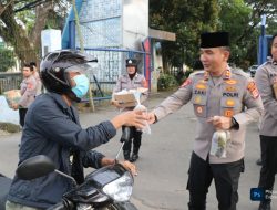 Kapolres Lebak Rutin Bagikan Takjil untuk Warga Rangkasbitung Selama Ramadhan