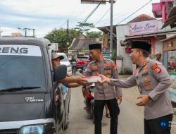 Jelang Buka Puasa, Kapolres Lebak Rutin Salurkan Takjil kepada Warga