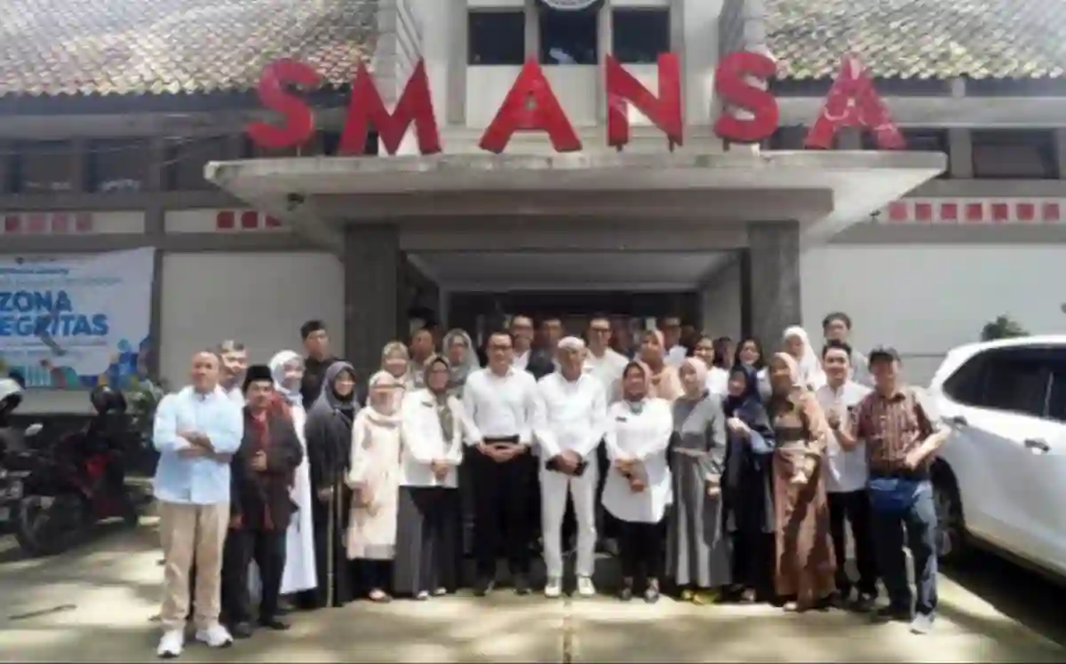 Gubernur Jawa Barat Dedi Mulyadi berfoto bersama para guru SMAN 1 Bandung usai memberikan dukungan terkait sengketa laha