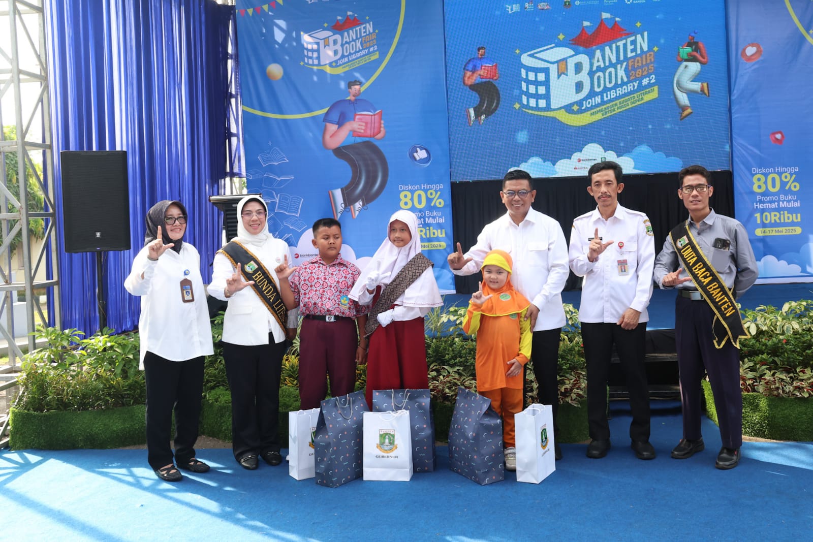 Gubernur Banten Andra Soni saat membuka Banten Book Fair 2025 di halaman DPK Provinsi Banten, Kota Serang, Rabu (14/5/2025).