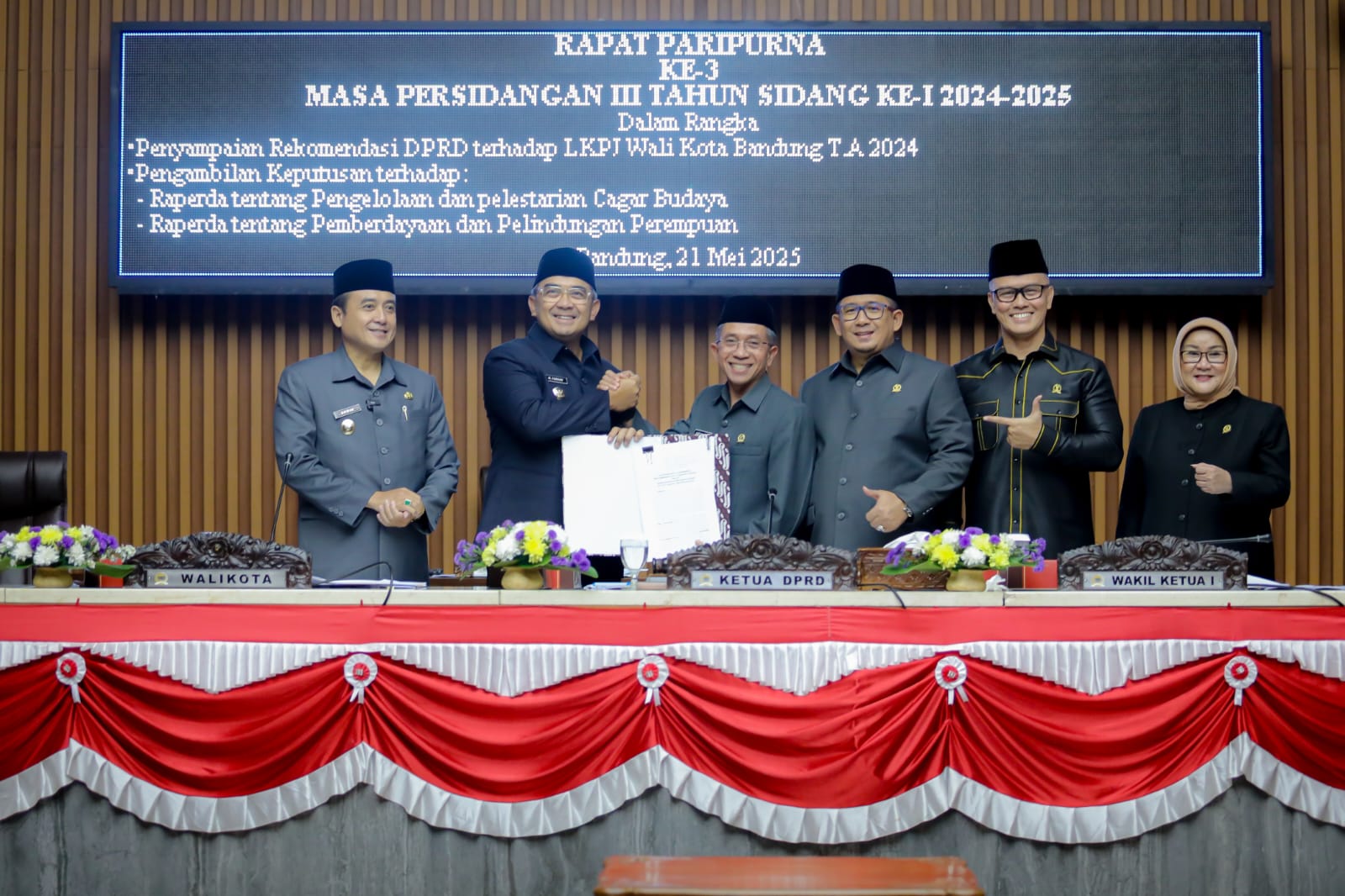 Wali Kota Bandung Muhammad Farhan berjabat tangan dengan pimpinan DPRD usai pengesahan dua Perda strategis dalam Rapat Paripurna, Rabu (21/5/2025), sebagai simbol kolaborasi dalam pembangunan kota.