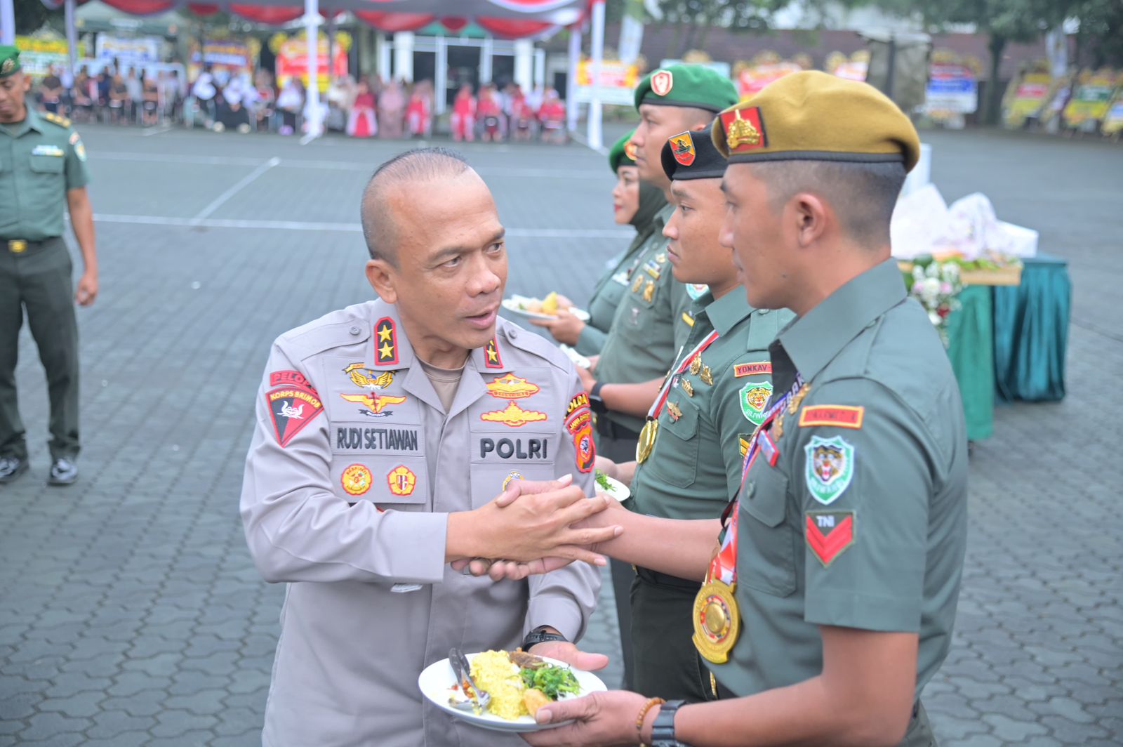 Kapolda Jawa Barat Irjen Pol Rudi Setiawan menyerahkan potongan tumpeng kepada personel Kodam III/Siliwangi dalam syukuran HUT ke-79 di Makodam III/Siliwangi, Bandung, Rabu (21/5/2025). Momen ini menegaskan soliditas TNI-Polri dalam menjaga keamanan wilayah.