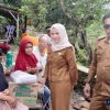 Camat Curug dan Lurah Kamanisan Tinjau Rumah Roboh dan Serahkan Bantuan kepada Korban