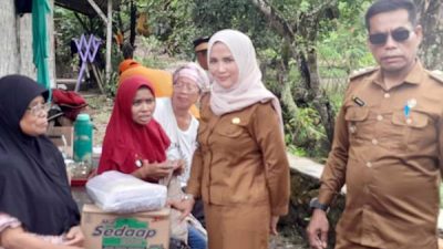 Camat Curug dan Lurah Kamanisan Tinjau Rumah Roboh dan Serahkan Bantuan kepada Korban