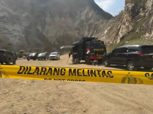 Lokasi tambang Gunung Kuda dipasangi garis polisi usai izin dicabut dan insiden longsor terjadi.