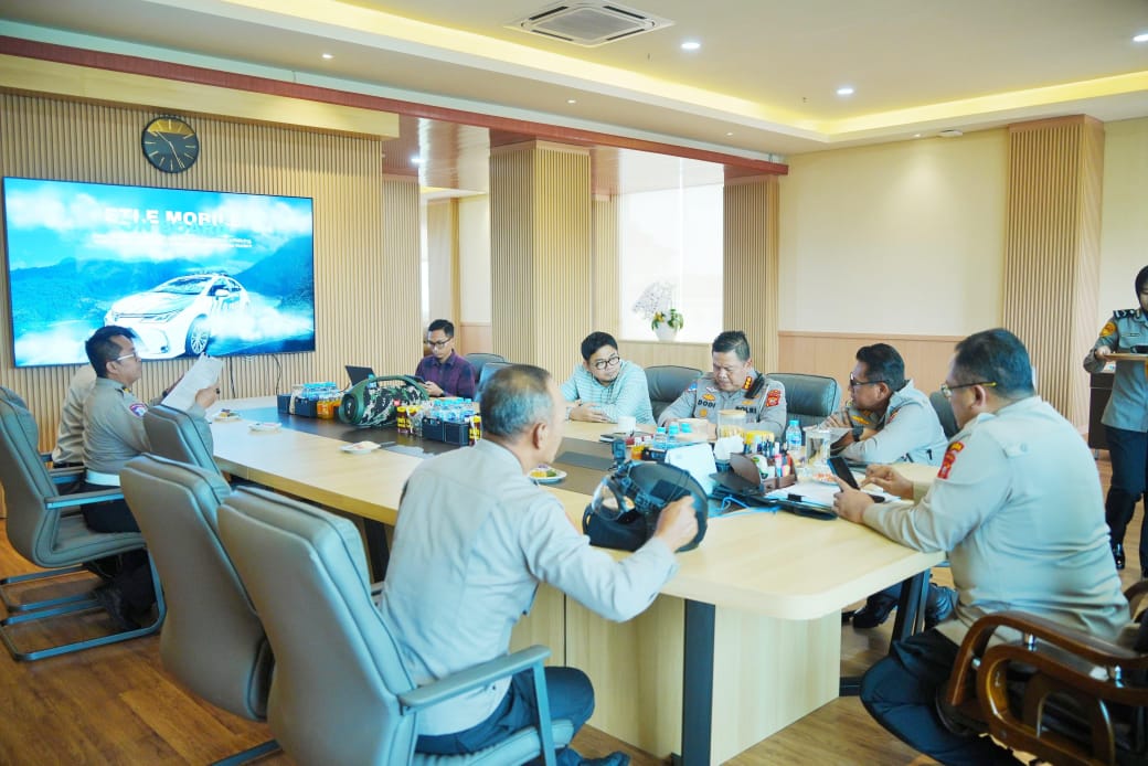 Suasana rapat strategis Polda Jabar terkait rencana pengadaan kendaraan ETLE mobile untuk penegakan hukum lalu lintas.