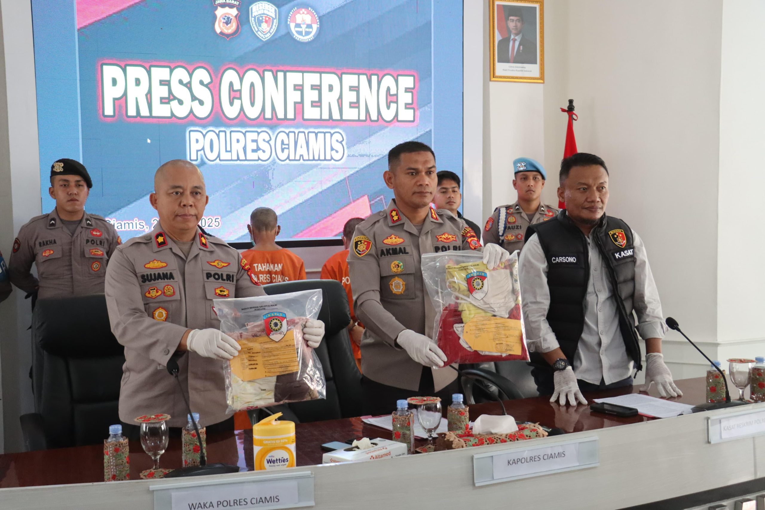 Barang bukti berupa SIM palsu, surat tilang, STNK, dan ponsel diamankan dalam kasus pemalsuan dokumen resmi oleh Polres Ciamis.