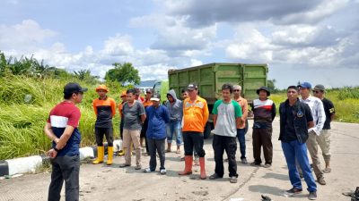 Dinas Lingkungan Hidup Melaksanakan Kegiatan Gotong Royong Sampah Liar di Kota Serang