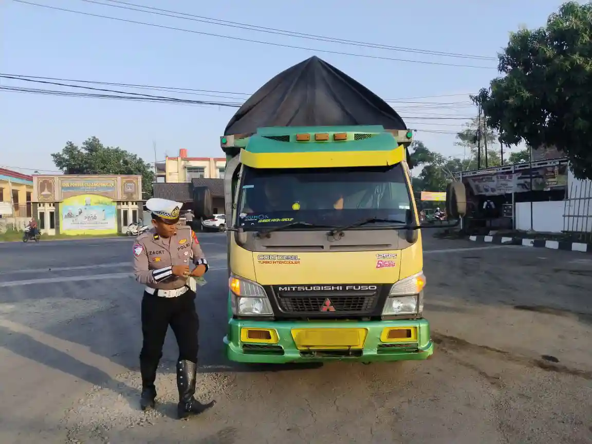 Petugas Polda Jabar tengah melakukan operasi penertiban kendaraan ODOL di sebuah titik rawan lalu lintas, Selasa (17/6/2025). Langkah tegas ini diberlakukan demi menjaga keselamatan pengguna jalan dan kualitas infrastruktur.