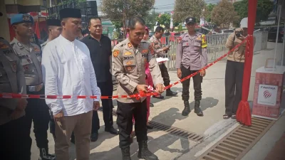 Kapolsek Cikande, AKP Tatang, SH, secara simbolis membuka Bazar UMKM dalam rangka Hari Bhayangkara ke-79 dengan prosesi gunting pita, Kamis (26/6/2025).