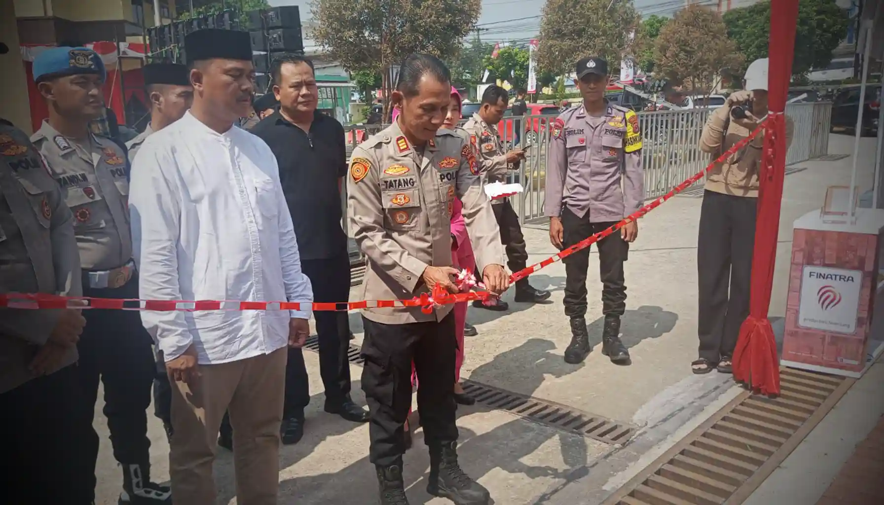 Kapolsek Cikande, AKP Tatang, SH, secara simbolis membuka Bazar UMKM dalam rangka Hari Bhayangkara ke-79 dengan prosesi gunting pita, Kamis (26/6/2025).