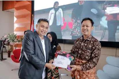 Plt Kadisdik Jabar, Deden Saepul Hidayat, memberikan apresiasi terhadap keterampilan menulis guru yang dinilai sudah di atas rata-rata.