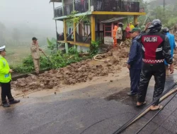 Tangani Longsor di Jalur Cilawu, Kasatlantas Garut Turun Langsung