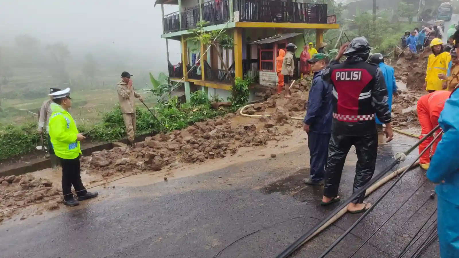 Jalur Garut-Tasikmalaya Terdampak Longsor, Polisi Atur Arus