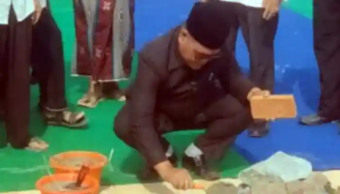 Camat Walantaka Muslim Sholeh saat meletakkan batu pertama pembangunan Masjid At-Taqwa di Lingkungan Citerep, Kota Serang, Sabtu (28/6/2025).