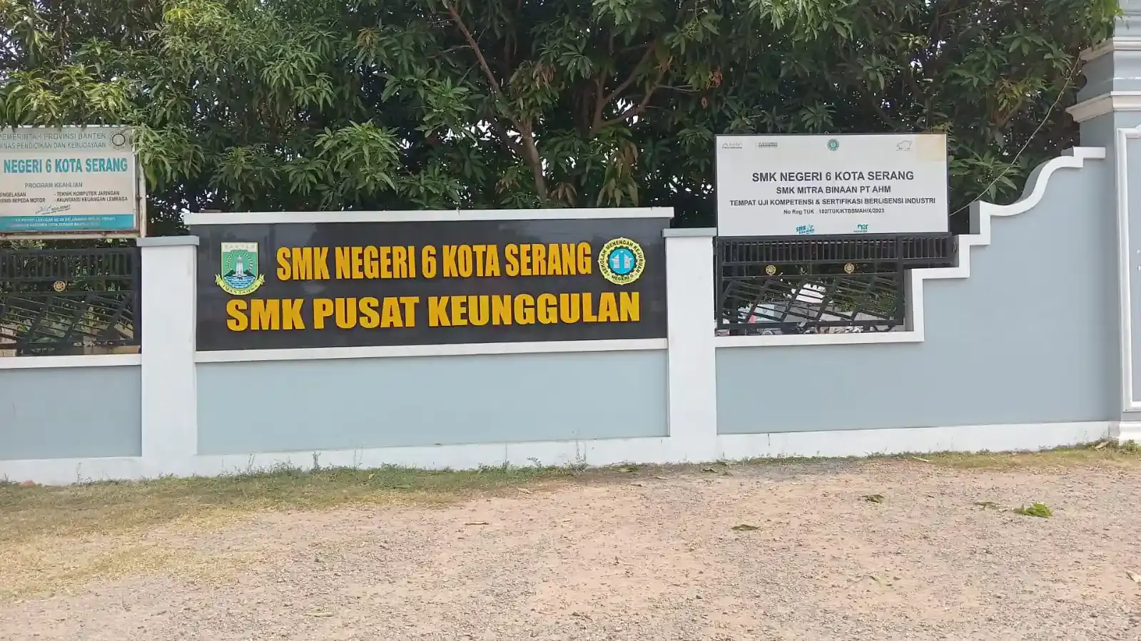 Kepala SMKN 6 Kota Serang Diduga Menghindar dari Wartawan yang Konfirmasi Dugaan Pungli