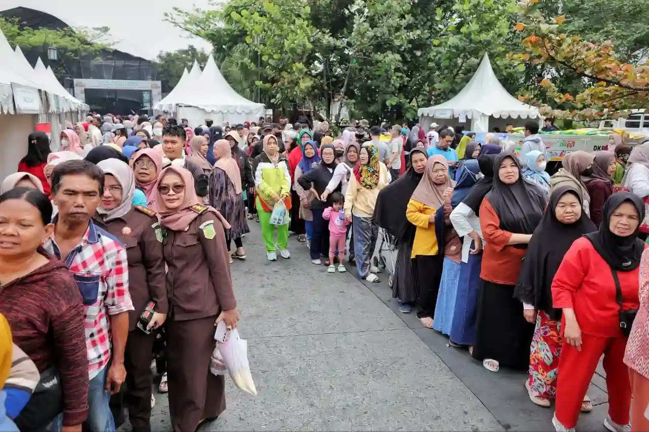 Sembako Murah Warnai HUT Bhakti Adhyaksa di Kota Bandung