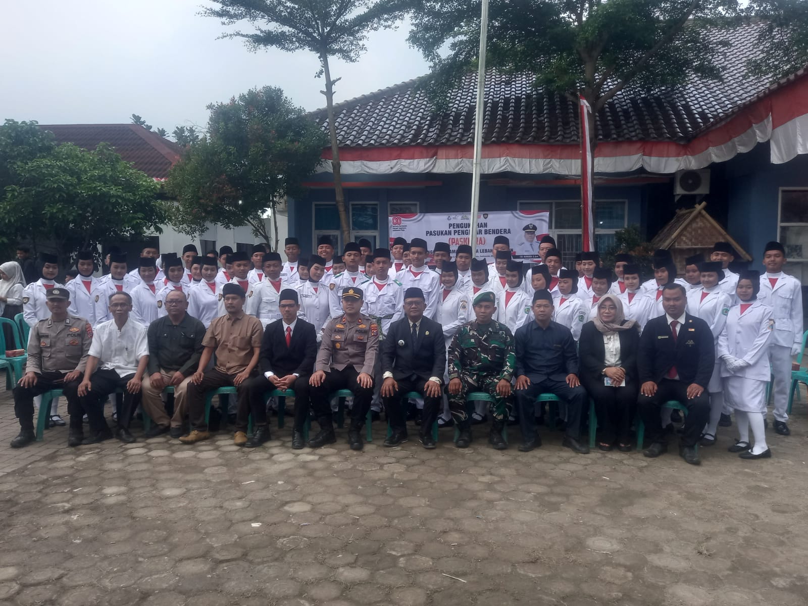 Camat Maja Kukuhkan 56 Anggota Paskibra untuk Kibarkan Merah Putih di HUT RI ke 80
