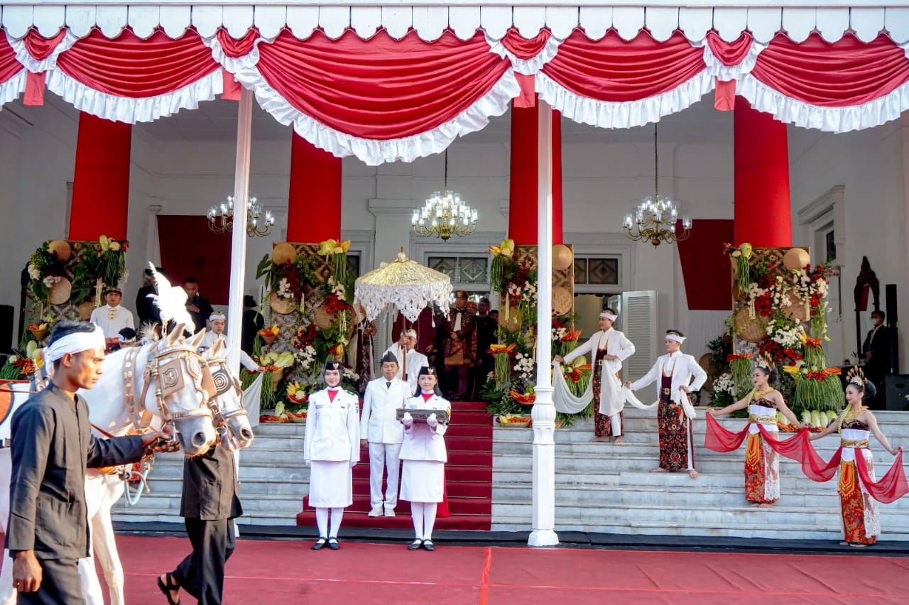 HUT ke-80 RI di Bandung, Duplikat Bendera Pusaka Dibawa dengan Kereta Kencana