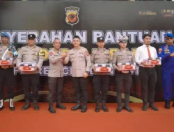 Kapolda Jabar Serahkan Bantuan Operasional dan Sembako di Polres Cirebon Kota