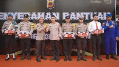 Kapolda Jabar Serahkan Bantuan Operasional dan Sembako di Polres Cirebon Kota
