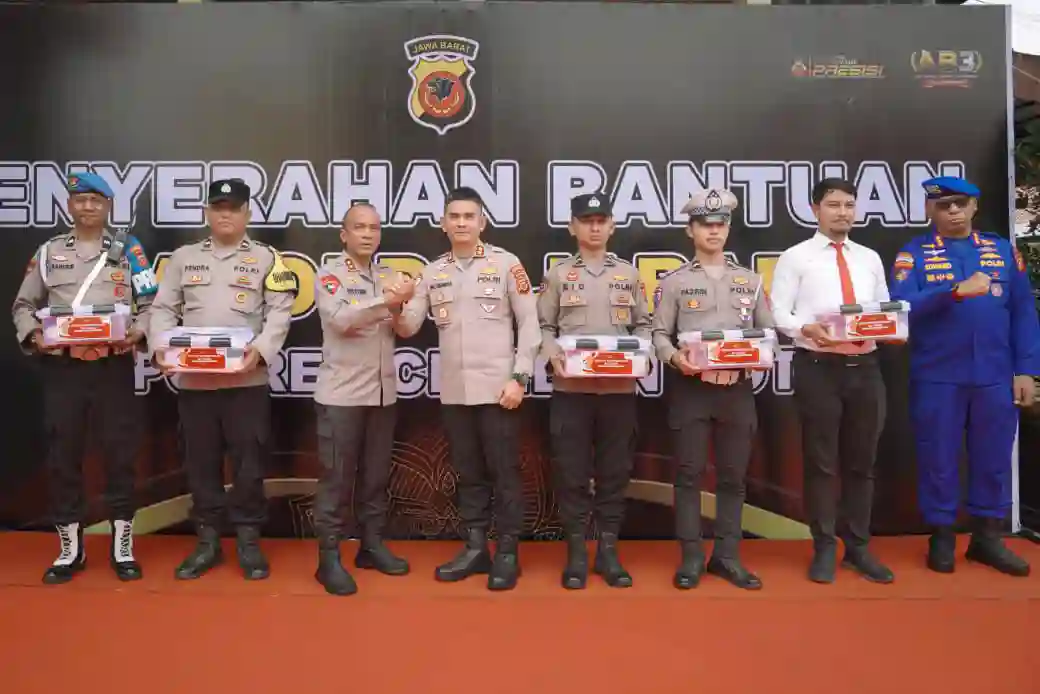 Kapolda Jabar Serahkan Bantuan Operasional dan Sembako di Polres Cirebon Kota