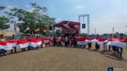 Tasyakuran HUT ke 80 RI, Camat Maja Bagikan Bendera Merah Putih