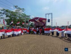 Tasyakuran HUT ke 80 RI, Camat Maja Bagikan Bendera Merah Putih