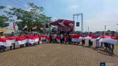 Tasyakuran HUT ke 80 RI, Camat Maja Bagikan Bendera Merah Putih