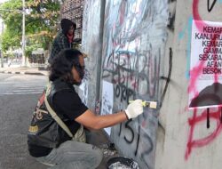 Komunitas Motor Reborn Bersihkan Fasilitas Publik Pascademo di Bandung
