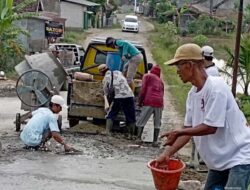 Warga Cisimeut Perbaiki Jalan Rusak ke Baduy dengan Swadaya