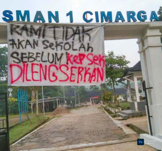 Spanduk Tuntutan Lengserkan Kepala Sekolah Terbentang di SMA Negeri 1 Cimarga